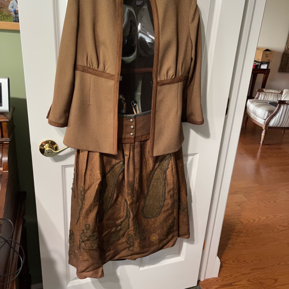 Yansi Fugel size 6 reversible jacket and skirt.